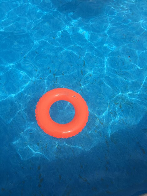 Vue en haut angle de l'anneau gonflable flottant sur la piscine