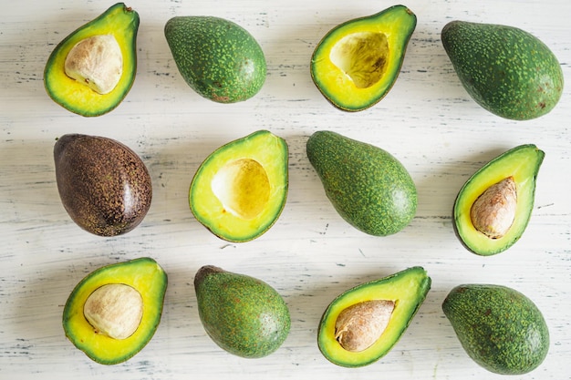 Vue à haut angle de l'avocat sur la table