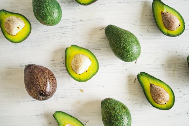 Vue à haut angle de l'avocat sur la table