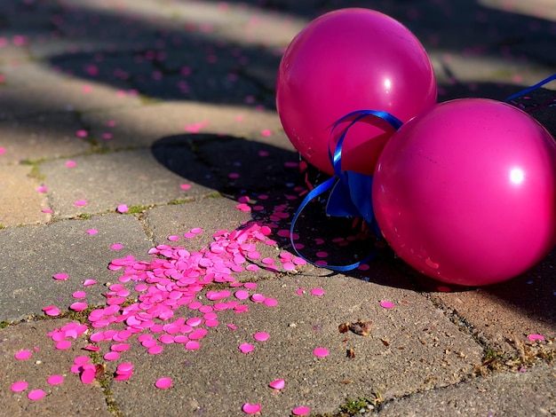 Photo vue à haut angle des ballons roses dans la rue