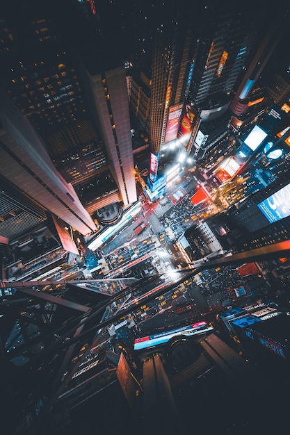 Vue à haut angle des bâtiments éclairés de la ville la nuit