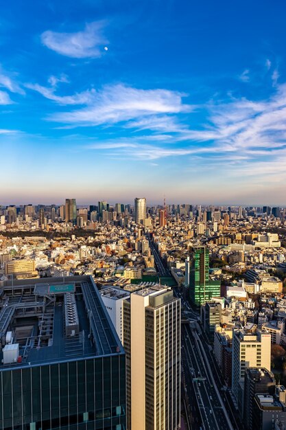 Photo vue à haut angle des bâtiments modernes de la ville contre le ciel