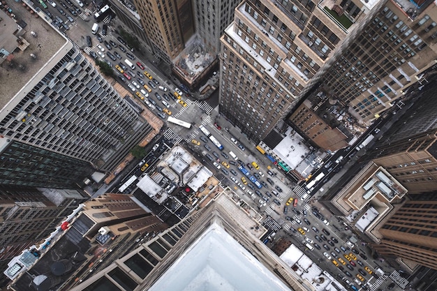 Vue en haut angle des bâtiments modernes de la ville