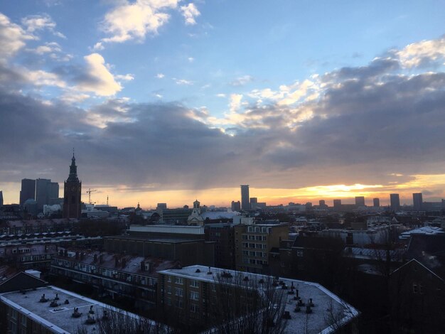 Photo vue à haut angle des bâtiments de la ville contre le ciel au coucher du soleil