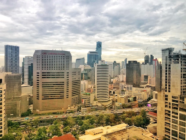 Vue à haut angle des bâtiments de la ville contre le ciel