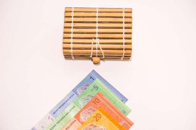 Photo vue à haut angle des billets de banque et de la boîte sur fond blanc