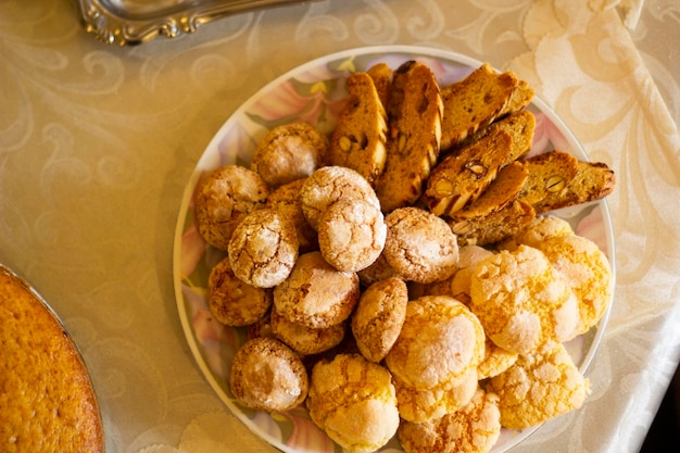 Vue à haut angle des biscuits dans l'assiette