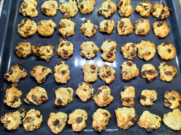 Photo vue à haut angle des biscuits dans le plateau