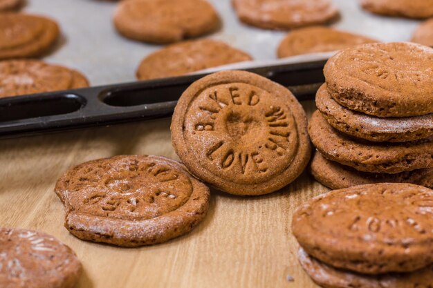 Vue à haut angle des biscuits avec du texte sur la table