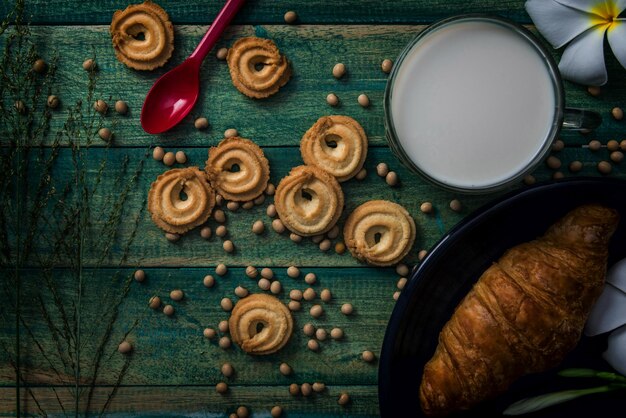 Vue à haut angle des biscuits sur la table