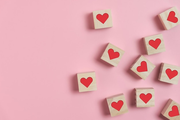 Vue à haut angle des blocs en forme de cœur sur fond rose