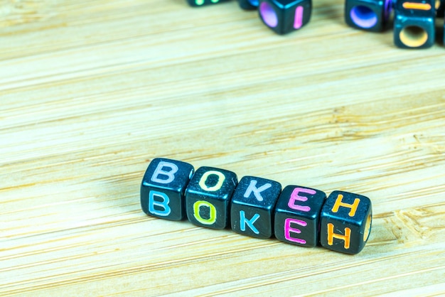 Photo vue à haut angle des blocs de jouets avec du texte bokeh sur la table.