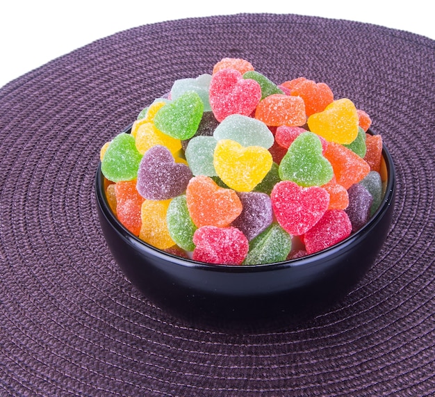 Vue à haut angle des bonbons multicolores dans le bol sur la table