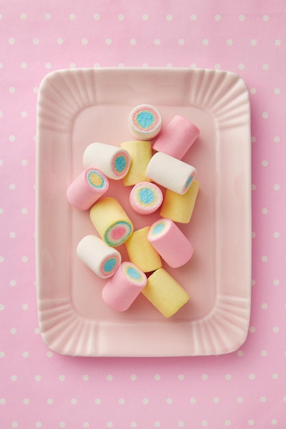 Vue à haut angle des bonbons multicolores sur la table