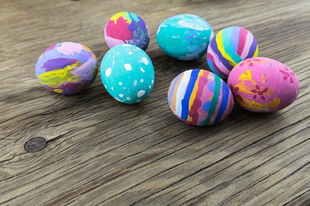 Vue à haut angle des bonbons multicolores sur la table