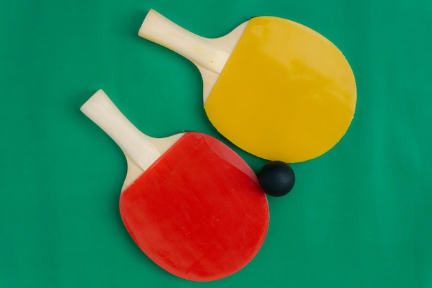 Vue à haut angle des bonbons multicolores sur la table