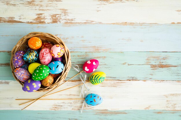 Vue à haut angle des bonbons multicolores sur la table