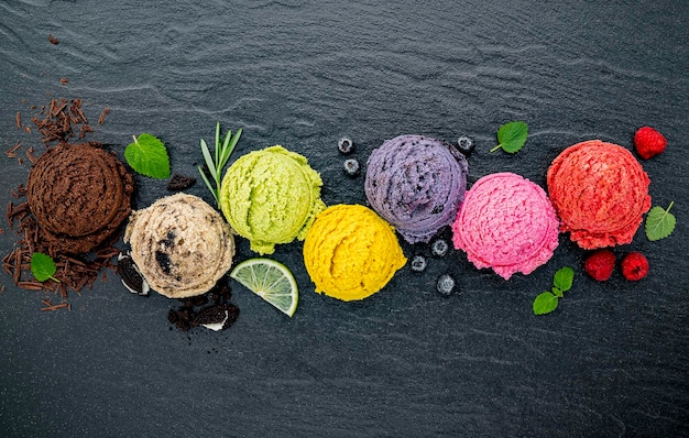 Photo vue à haut angle des bonbons multicolores sur la table