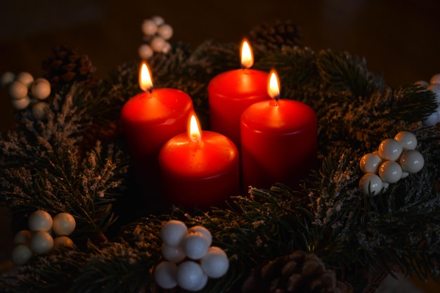 Vue à haut angle des bougies allumées sur la décoration de Noël