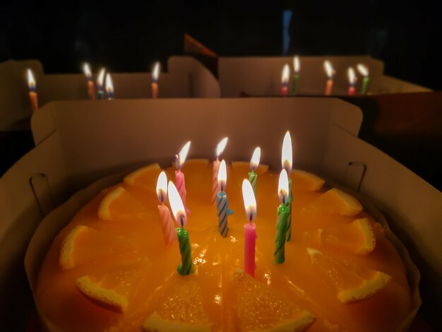 Photo vue à haut angle des bougies d'anniversaire dans la chambre noire