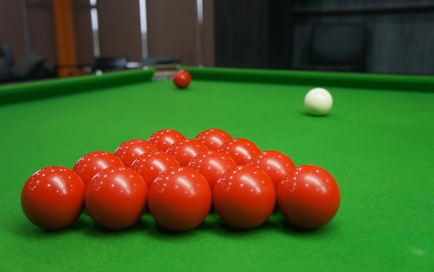 Photo vue à haut angle des boules de snooker sur la table