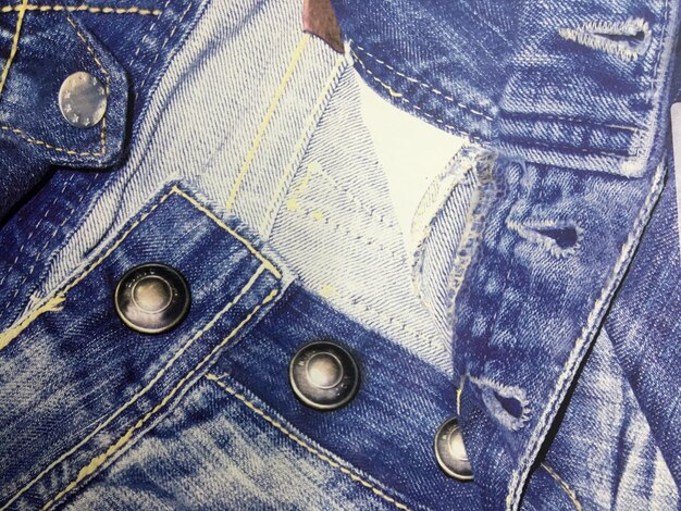 Photo vue à haut angle des boutons sur les jeans