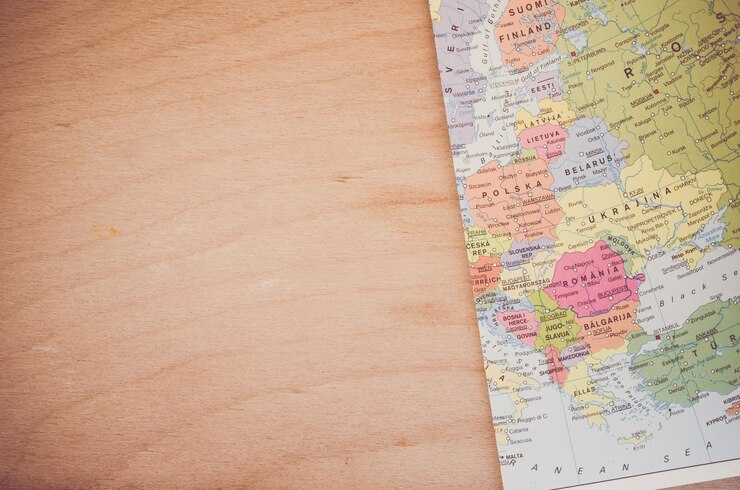 Photo vue à haut angle de la carte du monde sur la table