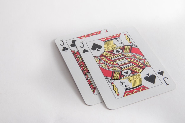 Vue à haut angle des cartes de poker sur fond blanc