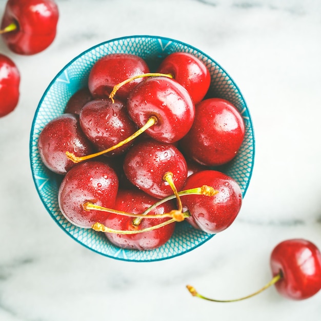 Vue à haut angle des cerises dans un bol sur la table