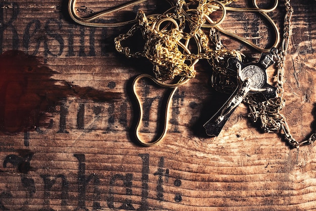 Photo vue à haut angle de la chaîne de jésus-christ sur une table en bois