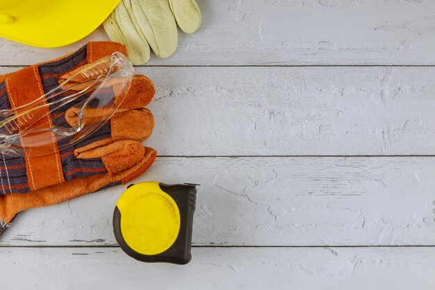 Vue à haut angle des chaussures jaunes sur la table contre le mur