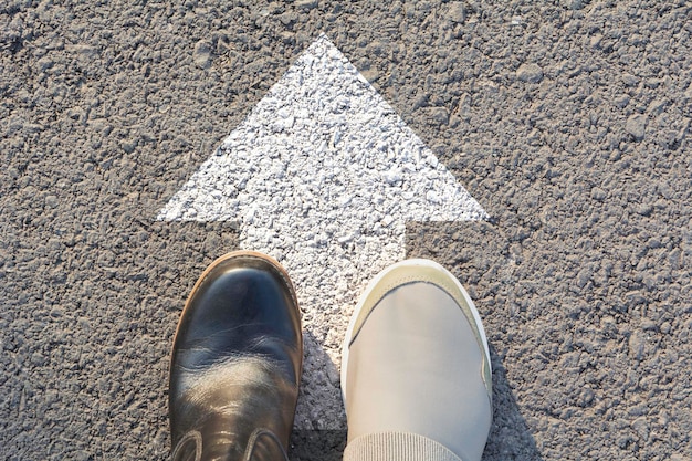 Vue à haut angle des chaussures sur la route