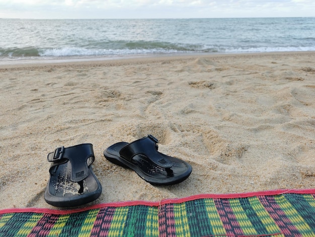 Photo vue à haut angle des chaussures sur le sable de la plage