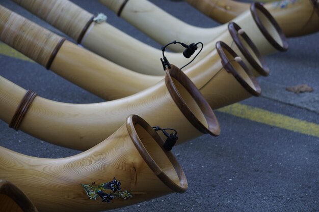 Photo vue en haut angle des chaussures suspendues sur la route