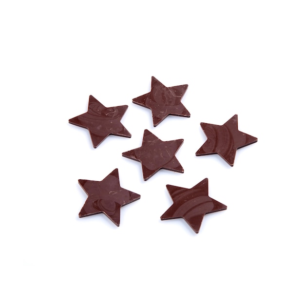 Photo vue à haut angle de chocolats en forme d'étoile sur fond blanc