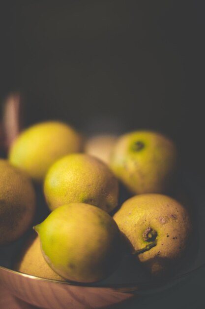 Photo vue à haut angle des citrons dans le récipient