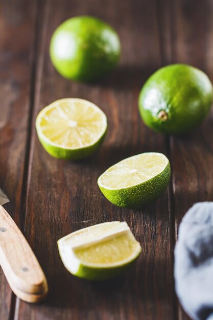 Photo vue à haut angle des citrons sur la table