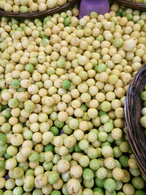 Vue en haut angle des citrons à vendre au stand du marché