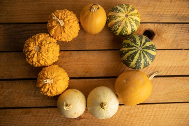 Vue à haut angle des citrouilles sur une table en bois