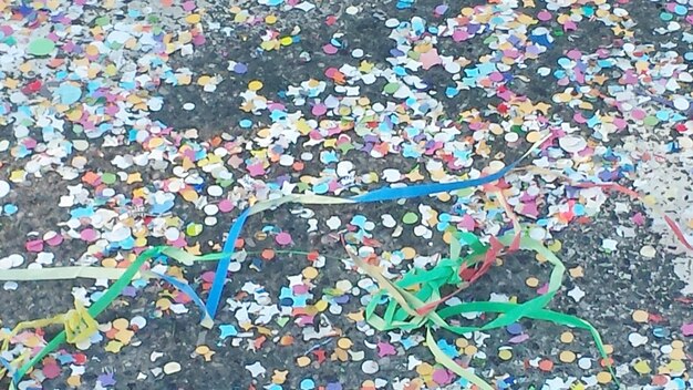 Vue à haut angle des confettis dans la rue