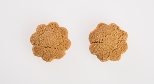 Vue à haut angle des cookies sur fond blanc