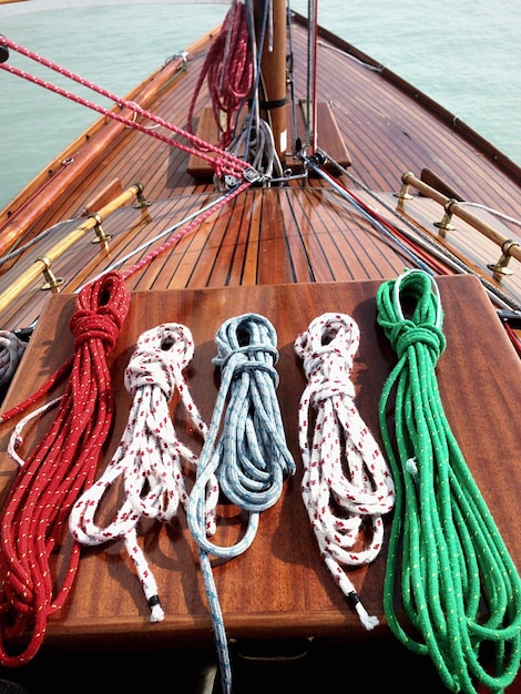 Photo vue à haut angle des cordes sur le bateau
