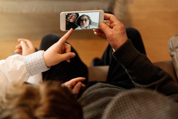 Vue à haut angle d'un couple regardant une photo sur un téléphone intelligent