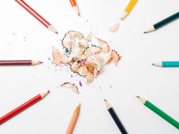 Photo vue à haut angle des crayons de couleur sur la table