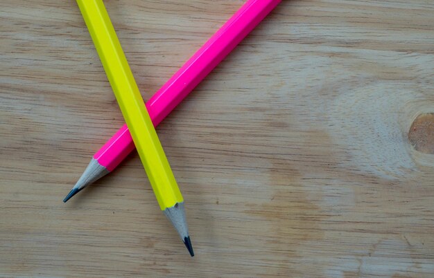 Vue à haut angle des crayons de couleur sur la table