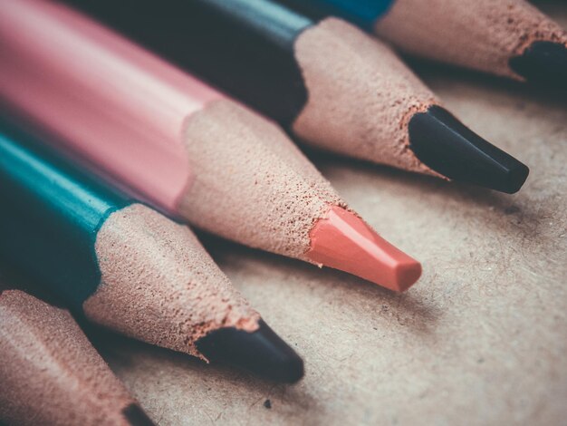 Photo vue à haut angle des crayons de couleur sur la table