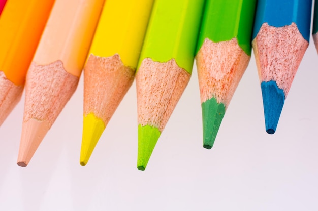 Photo vue à haut angle de crayons multicolores sur fond blanc