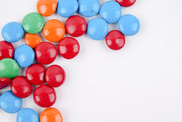 Vue à haut angle de crayons multicolores sur fond blanc