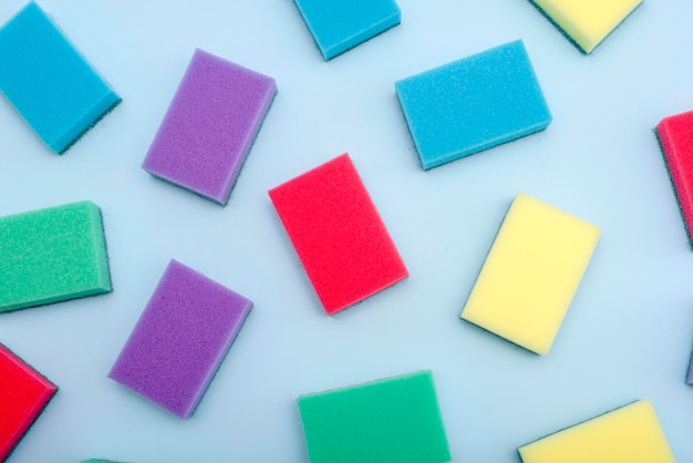 Vue à haut angle de crayons multicolores sur fond blanc