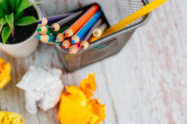 Photo vue à haut angle des crayons multicolores sur la table